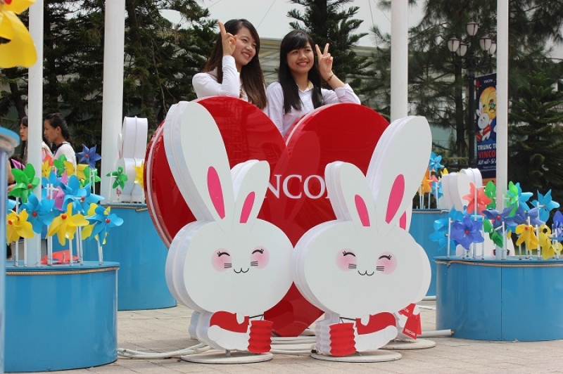 ha noi cac trung tam thuong mai trang hoang ruc ro don trung thu