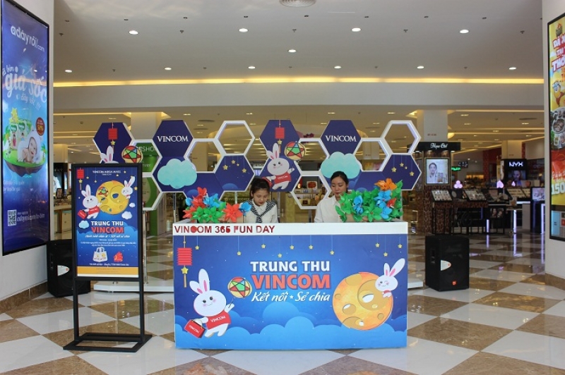ha noi cac trung tam thuong mai trang hoang ruc ro don trung thu