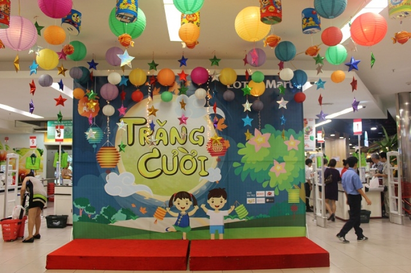ha noi cac trung tam thuong mai trang hoang ruc ro don trung thu