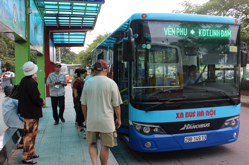 xe buyt ha noi mo them tuyen va mau moi