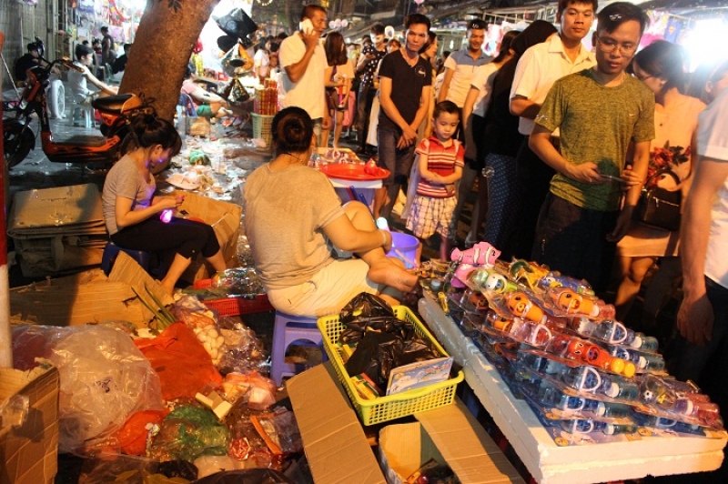 pho den long hau trung thu ngap trong rac