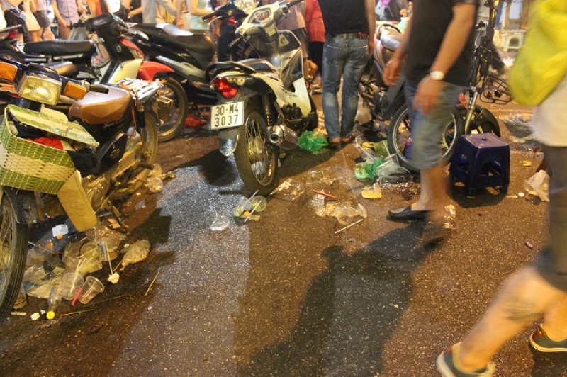 pho den long hau trung thu ngap trong rac