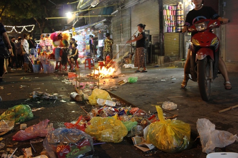pho den long hau trung thu ngap trong rac