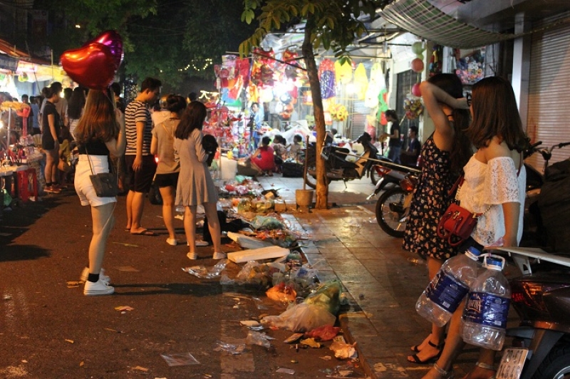 pho den long hau trung thu ngap trong rac