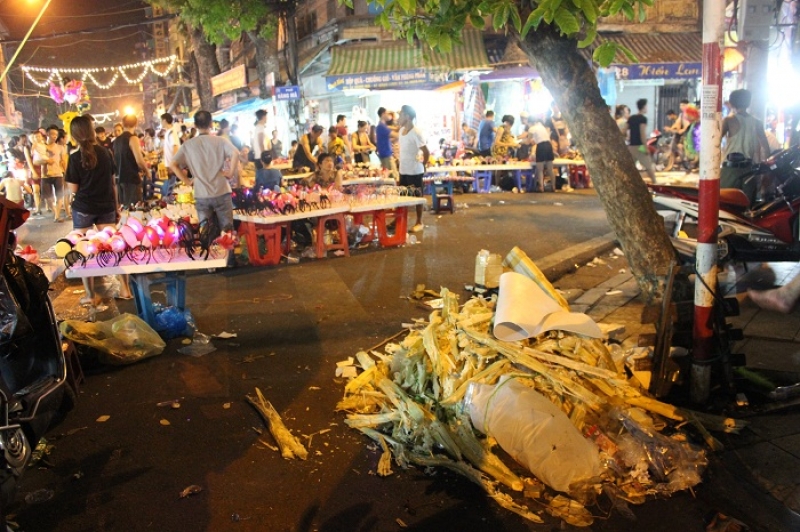 pho den long hau trung thu ngap trong rac