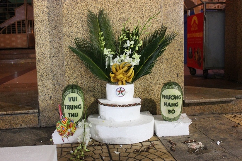 pho den long hau trung thu ngap trong rac