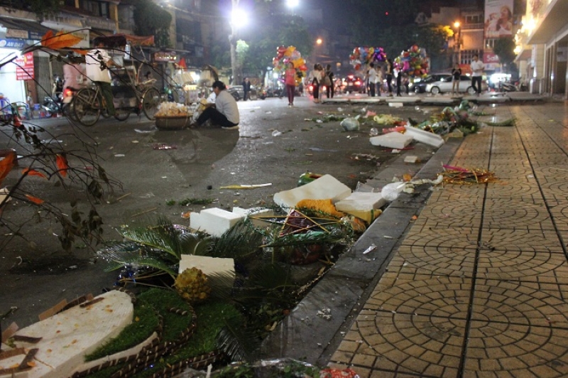 pho den long hau trung thu ngap trong rac