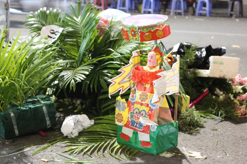 pho den long hau trung thu ngap trong rac