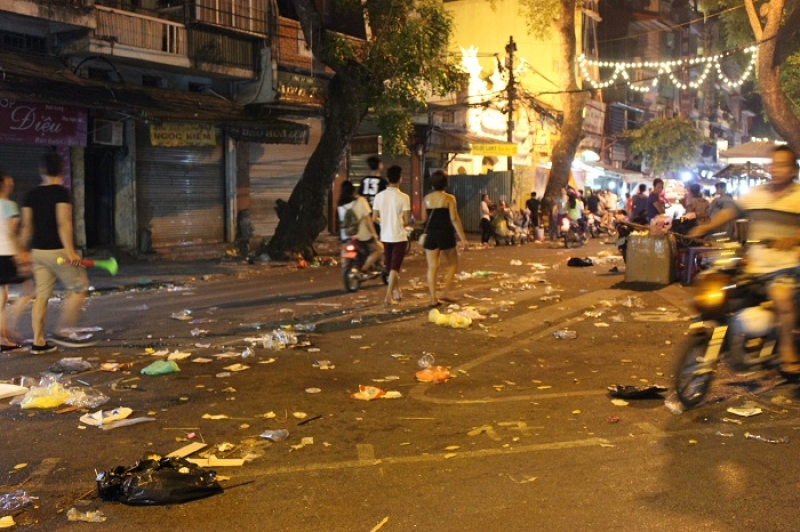 pho den long hau trung thu ngap trong rac