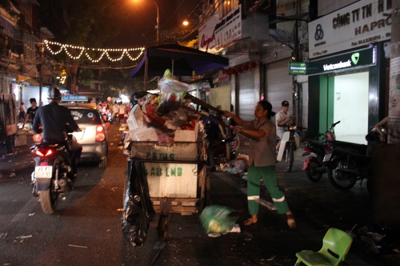 pho den long hau trung thu ngap trong rac