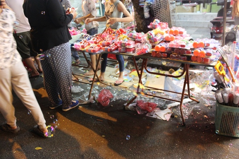pho den long hau trung thu ngap trong rac