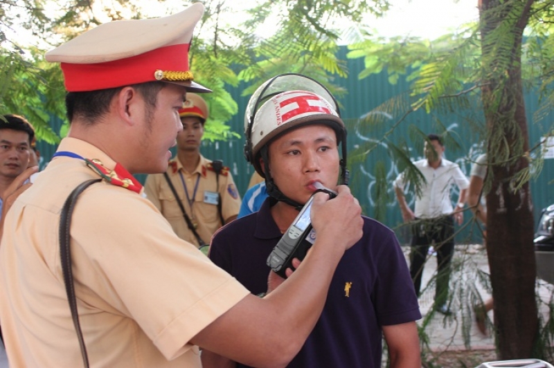 di don con trong tinh trang say khuot sau khi uong bia