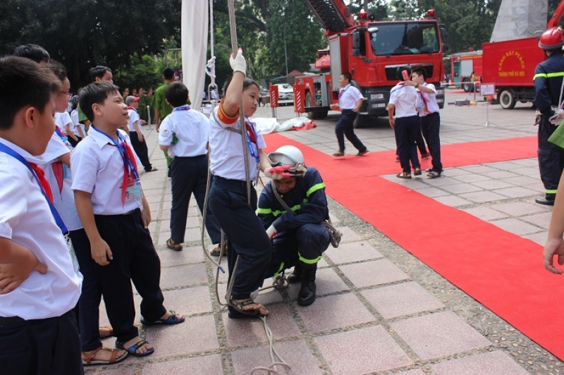Hà Nội: Trẻ em hào hứng trải nghiệm thực tế phòng cháy chữa cháy ha noi tre em hao hung trai nghiem thuc te phong chay chua chay