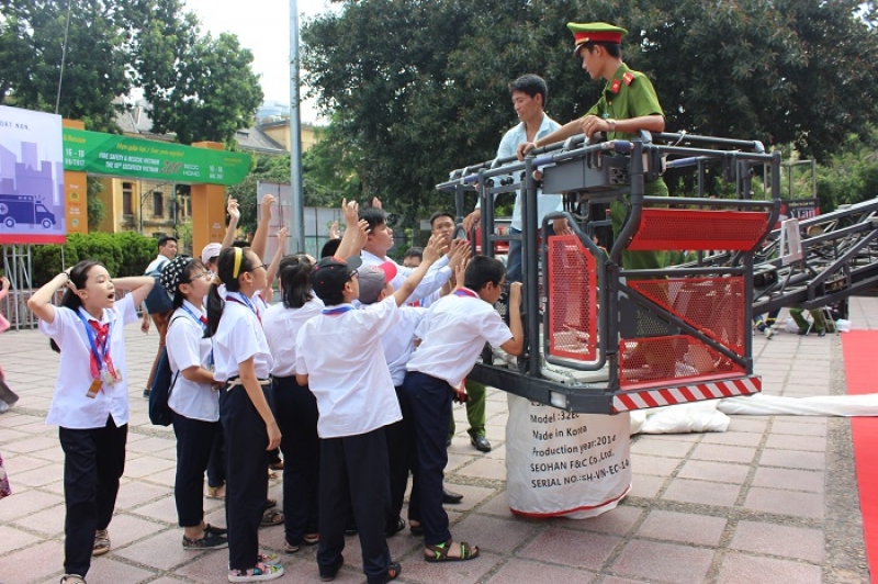 Hà Nội: Trẻ em hào hứng trải nghiệm thực tế phòng cháy chữa cháy ha noi tre em hao hung trai nghiem thuc te phong chay chua chay