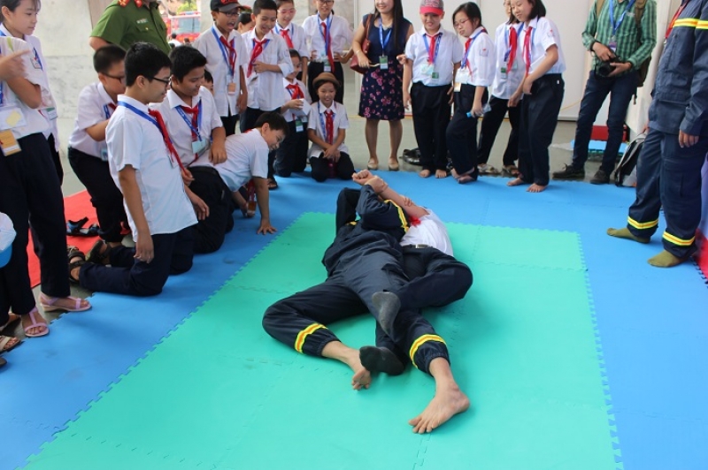 Hà Nội: Trẻ em hào hứng trải nghiệm thực tế phòng cháy chữa cháy ha noi tre em hao hung trai nghiem thuc te phong chay chua chay
