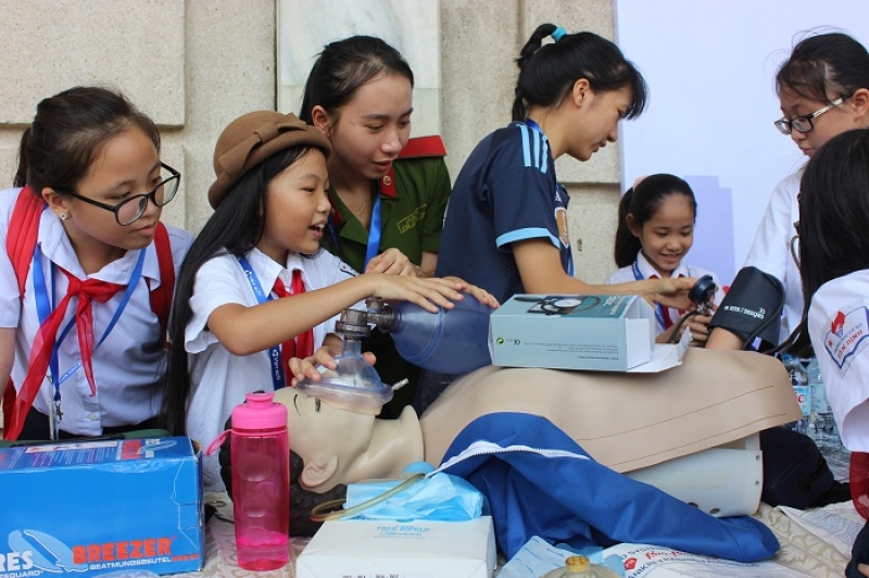 Hà Nội: Trẻ em hào hứng trải nghiệm thực tế phòng cháy chữa cháy ha noi tre em hao hung trai nghiem thuc te phong chay chua chay
