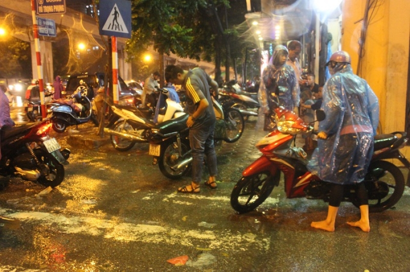 Hà Nội: Mưa lớn nhiều tuyến phố ngập ngày cuối tuần ha noi mua lon nhieu tuyen pho ngap ngay cuoi tuan
