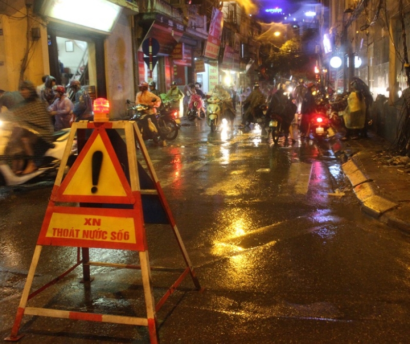 Hà Nội: Mưa lớn nhiều tuyến phố ngập ngày cuối tuần ha noi mua lon nhieu tuyen pho ngap ngay cuoi tuan