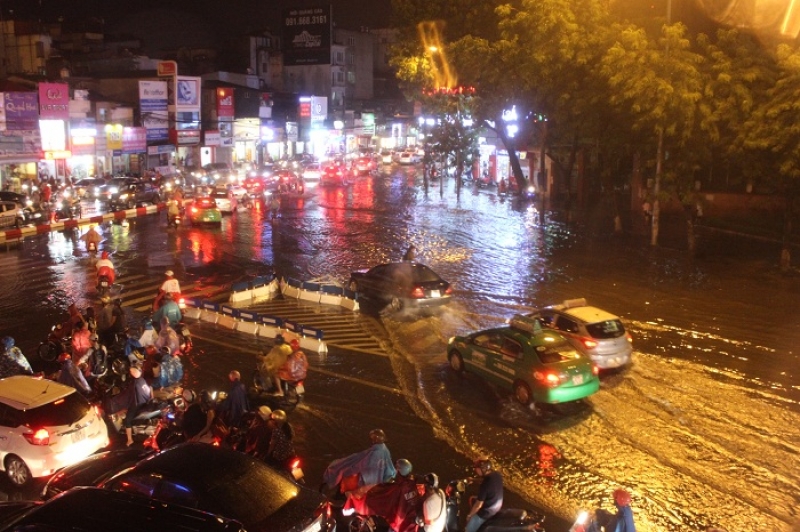 Hà Nội: Mưa lớn nhiều tuyến phố ngập ngày cuối tuần ha noi mua lon nhieu tuyen pho ngap ngay cuoi tuan
