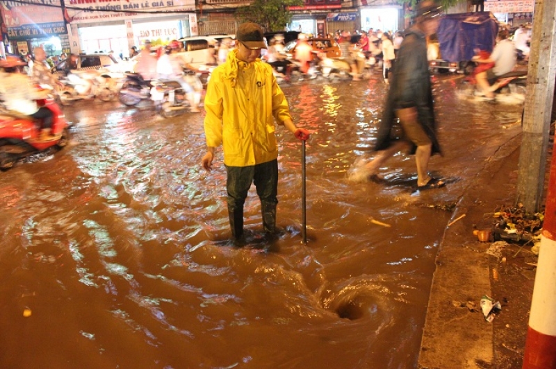 Hà Nội: Mưa lớn nhiều tuyến phố ngập ngày cuối tuần ha noi mua lon nhieu tuyen pho ngap ngay cuoi tuan