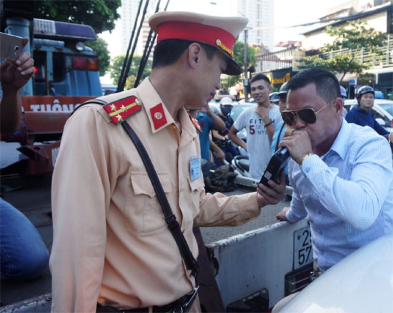 ha noi lai xe ngoi len nap ca po chong doi kiem tra nong do con