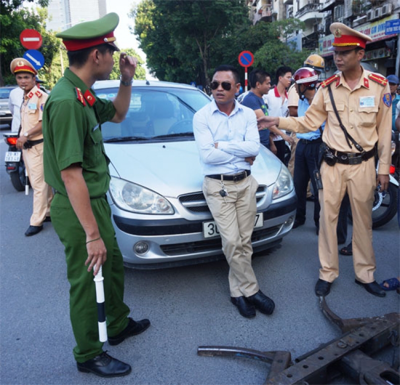 ha noi lai xe ngoi len nap ca po chong doi kiem tra nong do con