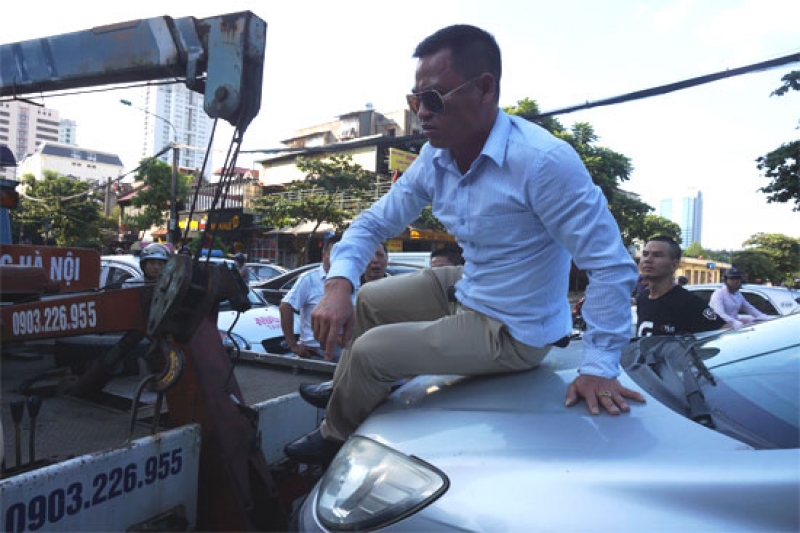 ha noi lai xe ngoi len nap ca po chong doi kiem tra nong do con