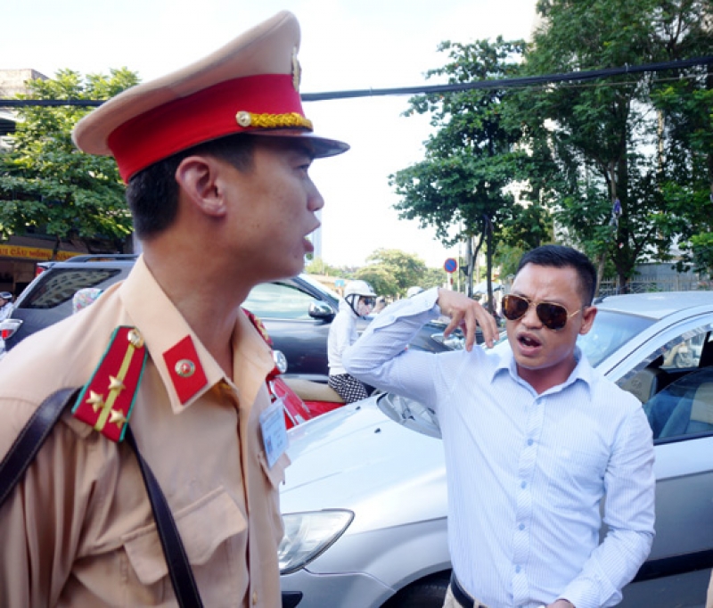 ha noi lai xe ngoi len nap ca po chong doi kiem tra nong do con