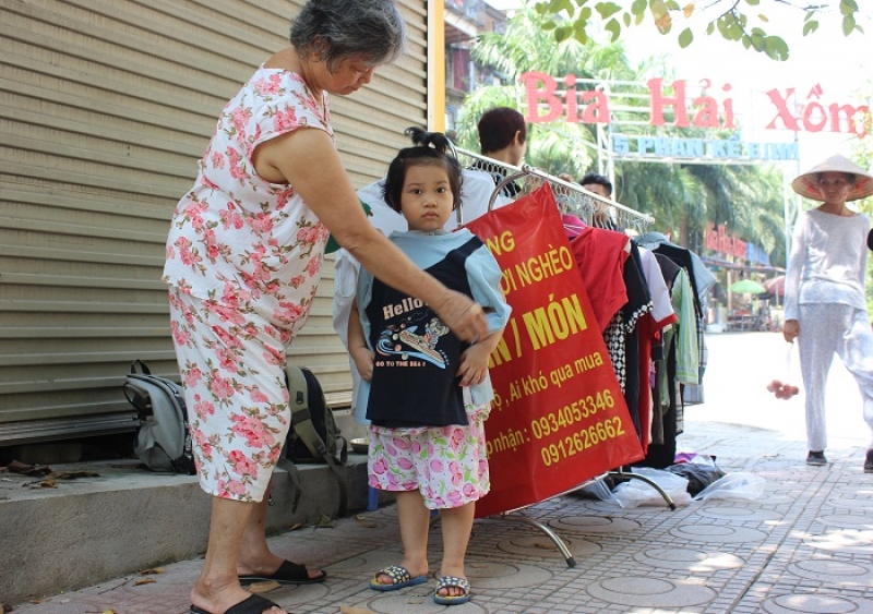 quay hang quan ao 2000 dong ai co ung ho ai kho qua mua
