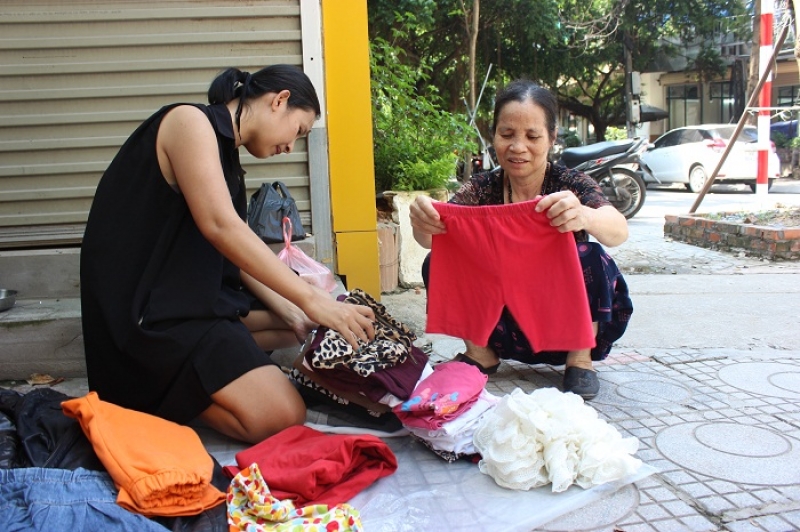 quay hang quan ao 2000 dong ai co ung ho ai kho qua mua