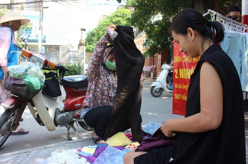 quay hang quan ao 2000 dong ai co ung ho ai kho qua mua