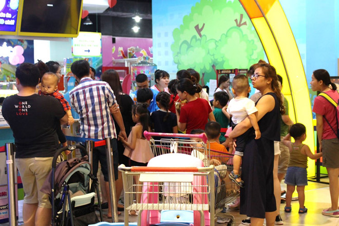 Ngày đầu nghỉ lễ, người Sài Gòn kéo nhau vào trung tâm thương mại ngay dau nghi le nguoi sai gon keo nhau vao trung tam thuong mai 142678