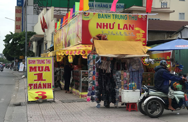 banh trung thu mua 1 thanh 3 khach ho hoi xem roi buc xuc bo di