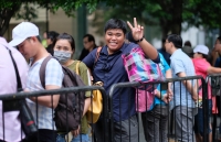 nguoi vn doi mua qua dem truoc sanh apple store cho mua iphone moi