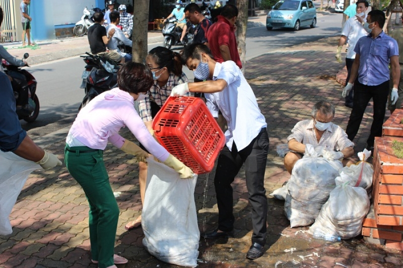 Hà Nội: Hơn 600 người đang miệt mài xử lý cá chết tại hồ Tây ha noi hon 600 nguoi dang miet mai xu ly ca chet tai ho tay