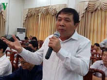 Tiếp xúc cử tri: 'Có đại biểu không thể đi một mình!?'