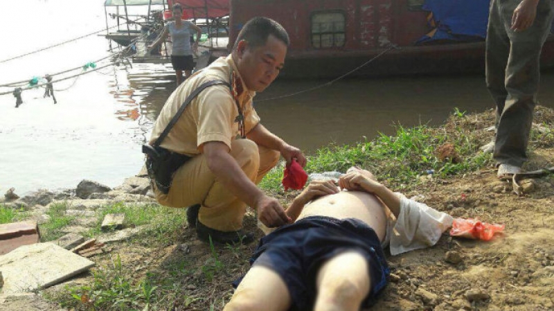 csgt dua cano cuu nguoi dan ong nhay cau tu van