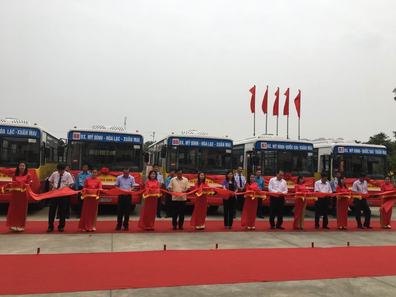 ha noi dua vao phuc vu them hai tuyen buyt moi ngay giai phong thu do