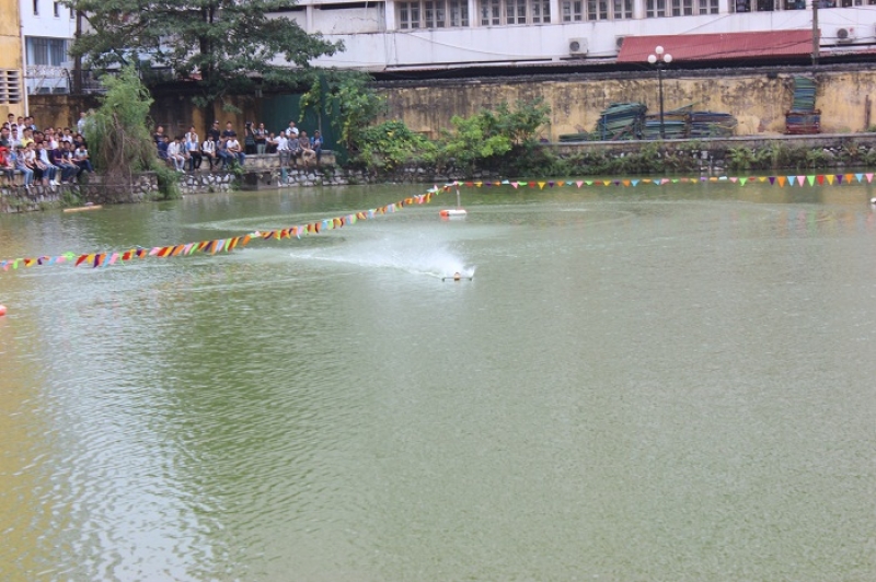 sv dh bach khoa dua thuyen mo hinh ki niem 60 nam thanh lap truong