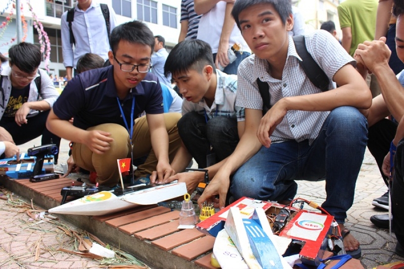 SV ĐH Bách Khoa đua thuyền mô hình kỉ niệm 60 năm thành lập trường sv dh bach khoa dua thuyen mo hinh ki niem 60 nam thanh lap truong
