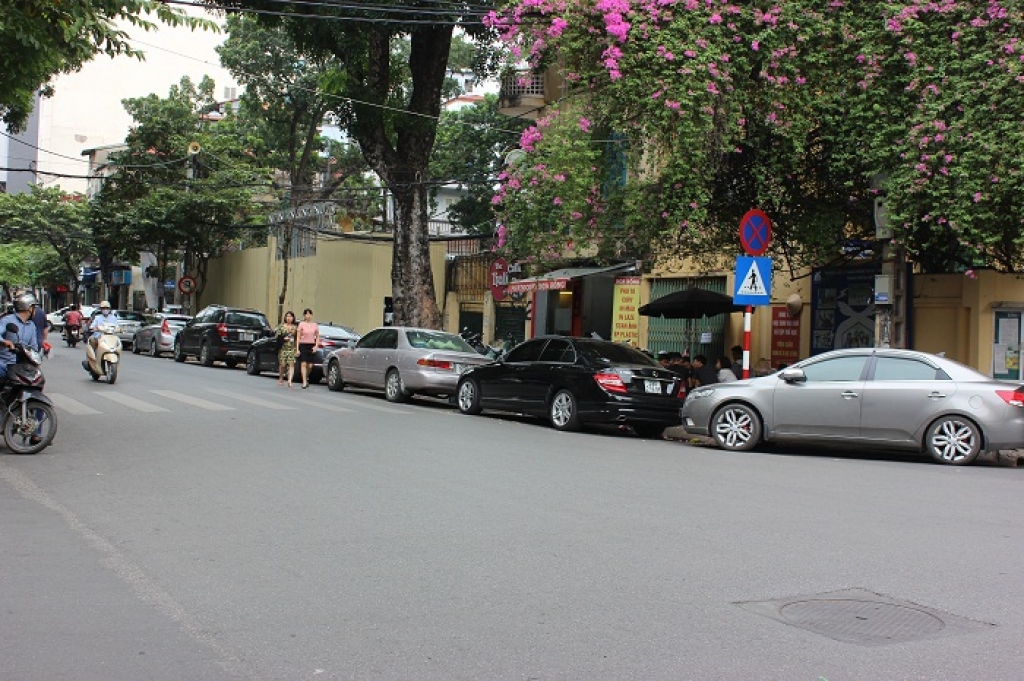 ha noi o to vo tu do o duong cam bat chap bien bao