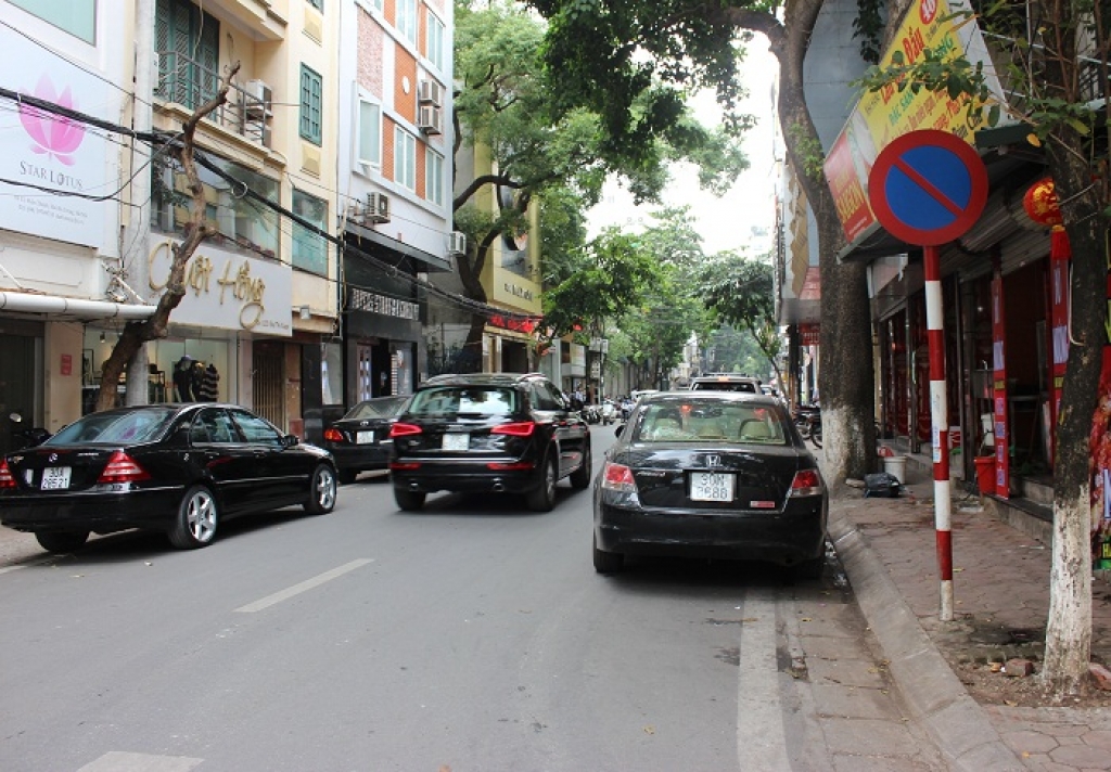 ha noi o to vo tu do o duong cam bat chap bien bao