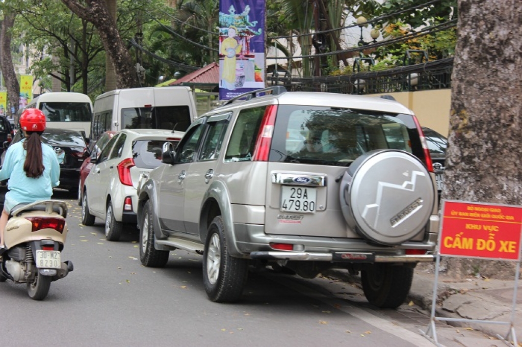 ha noi o to vo tu do o duong cam bat chap bien bao
