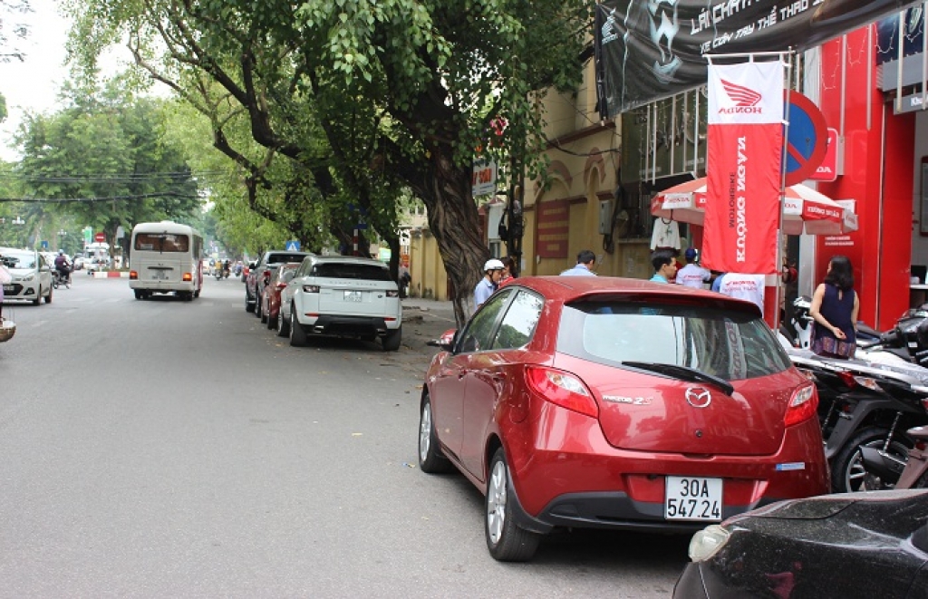 ha noi o to vo tu do o duong cam bat chap bien bao