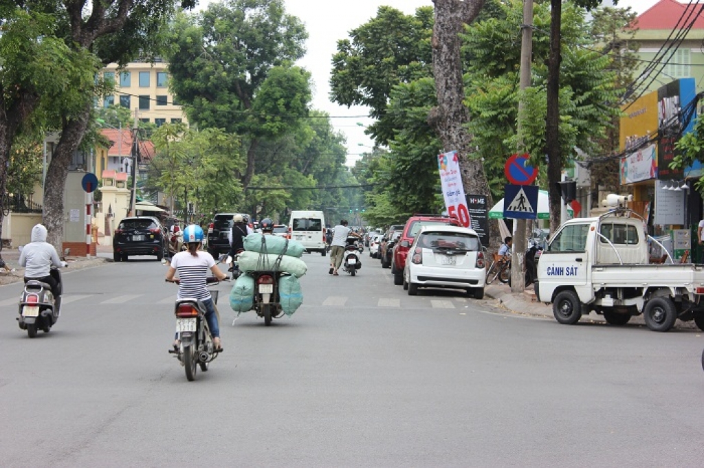 ha noi o to vo tu do o duong cam bat chap bien bao
