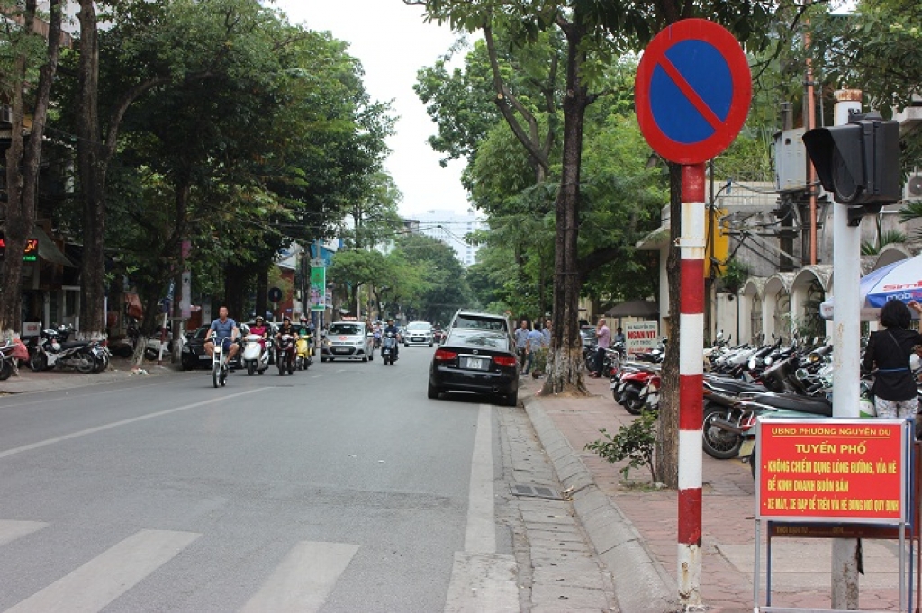 ha noi o to vo tu do o duong cam bat chap bien bao