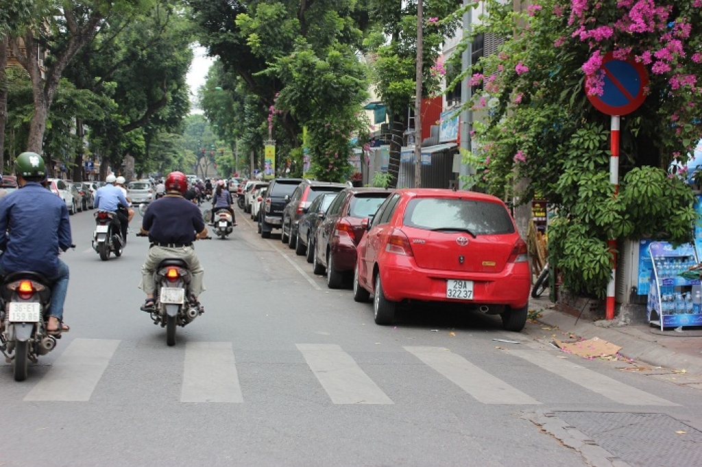 ha noi o to vo tu do o duong cam bat chap bien bao
