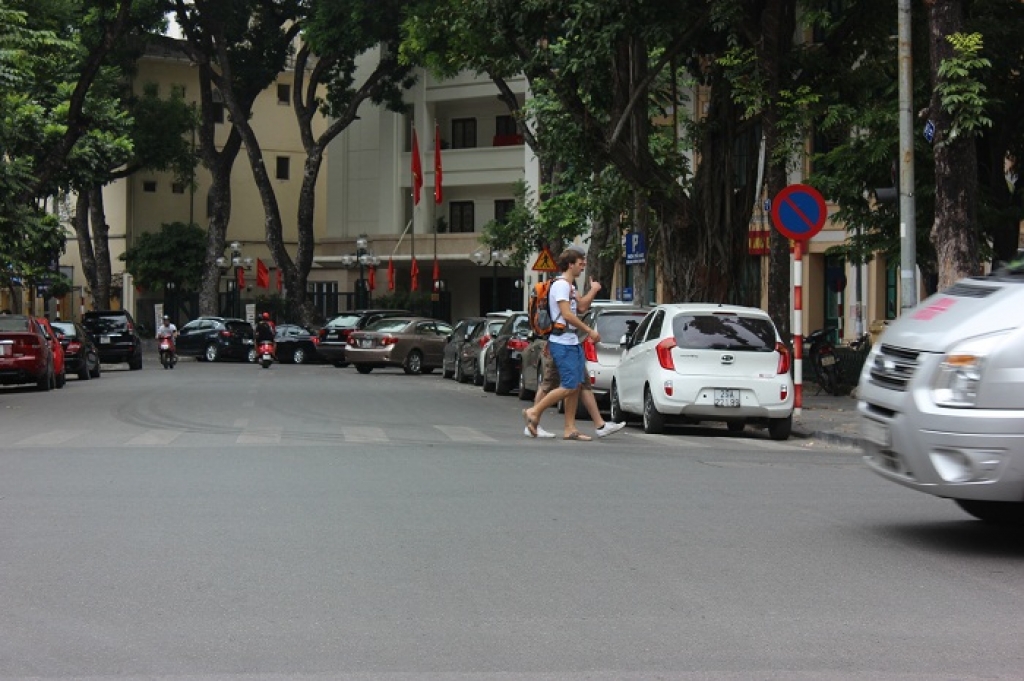 ha noi o to vo tu do o duong cam bat chap bien bao