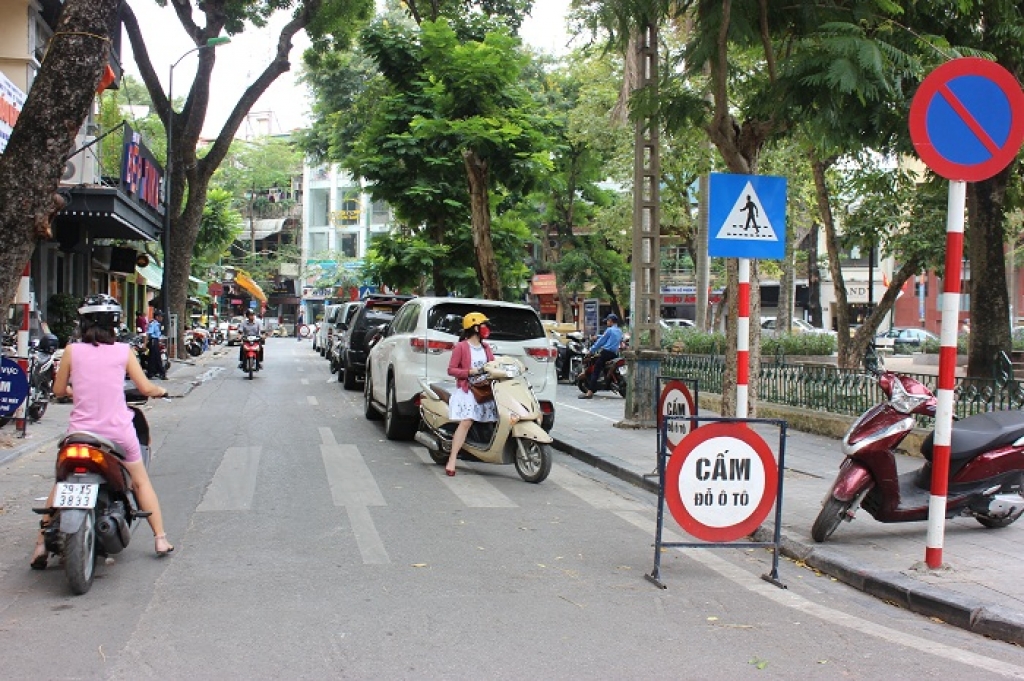 ha noi o to vo tu do o duong cam bat chap bien bao