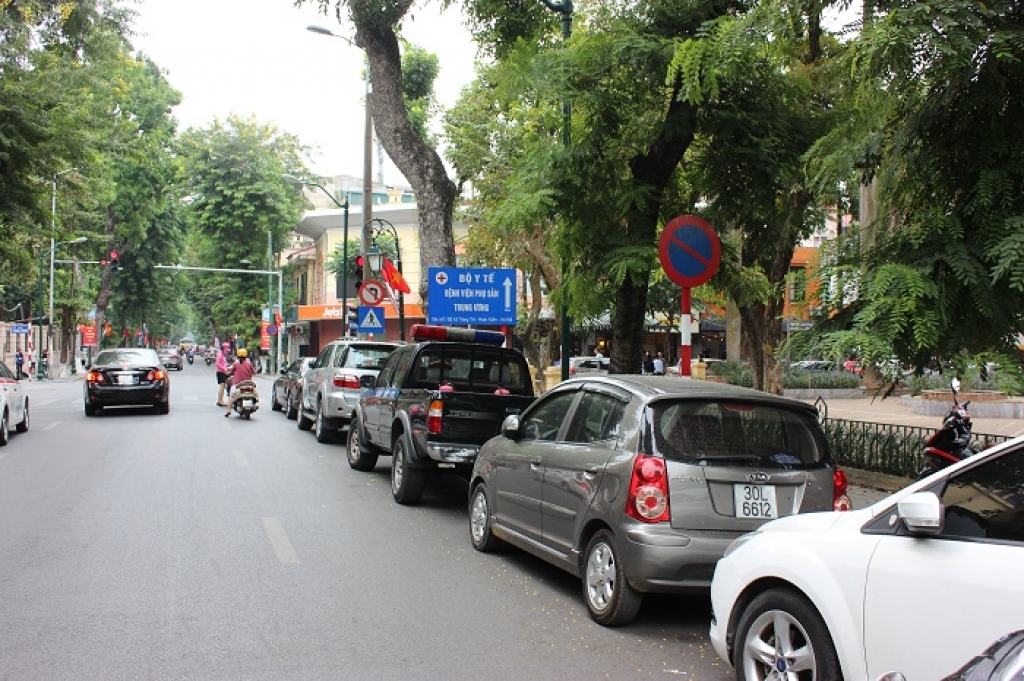 ha noi o to vo tu do o duong cam bat chap bien bao